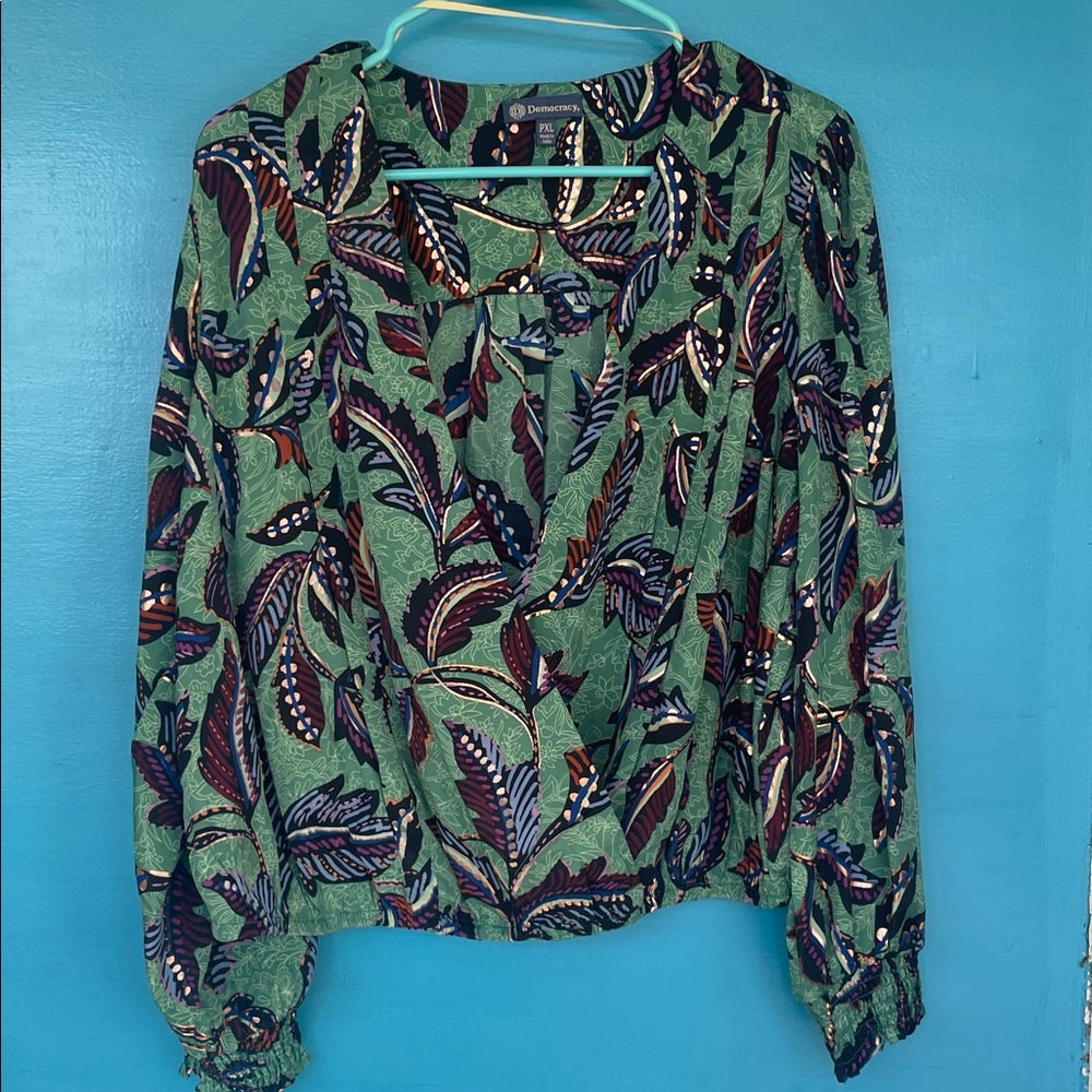 Democracy Green Leaf-Print Golf Accents Surplice Feminine Romantic Blouse SZ PXL